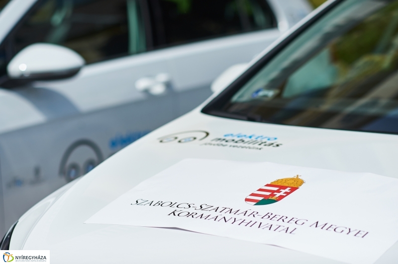 Elektromos autók a Kormányhivatalnál - fotó Szarka Lajos