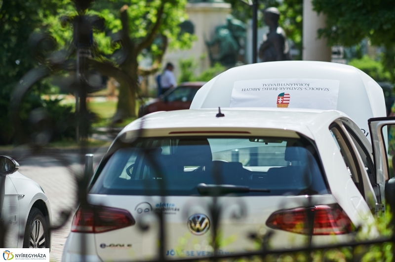 Elektromos autók a Kormányhivatalnál - fotó Szarka Lajos