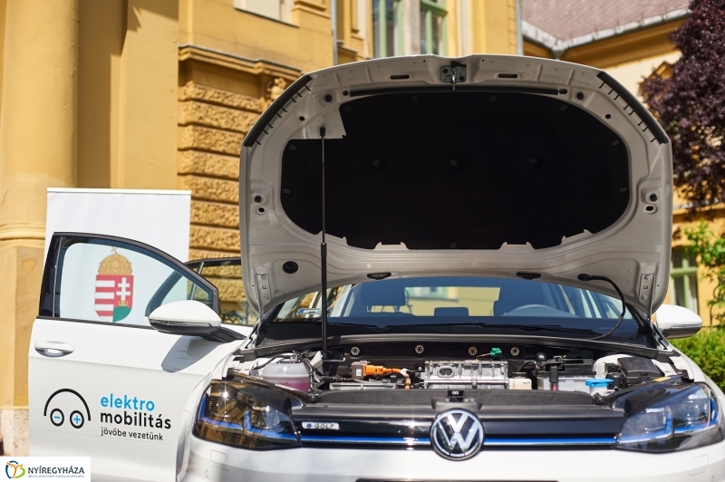 Elektromos autók a Kormányhivatalnál - fotó Szarka Lajos