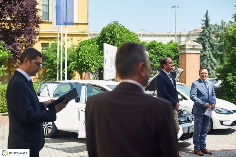 Elektromos autók a Kormányhivatalnál - fotó Szarka Lajos