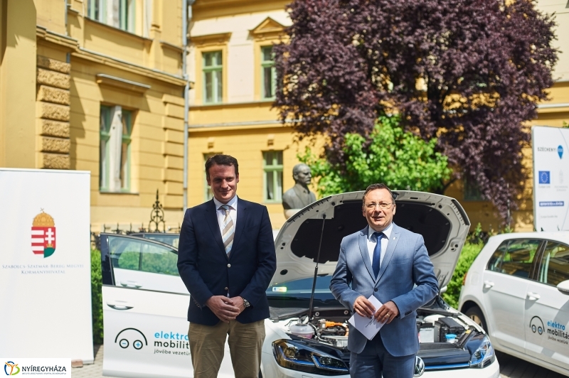 Elektromos autók a Kormányhivatalnál - fotó Szarka Lajos