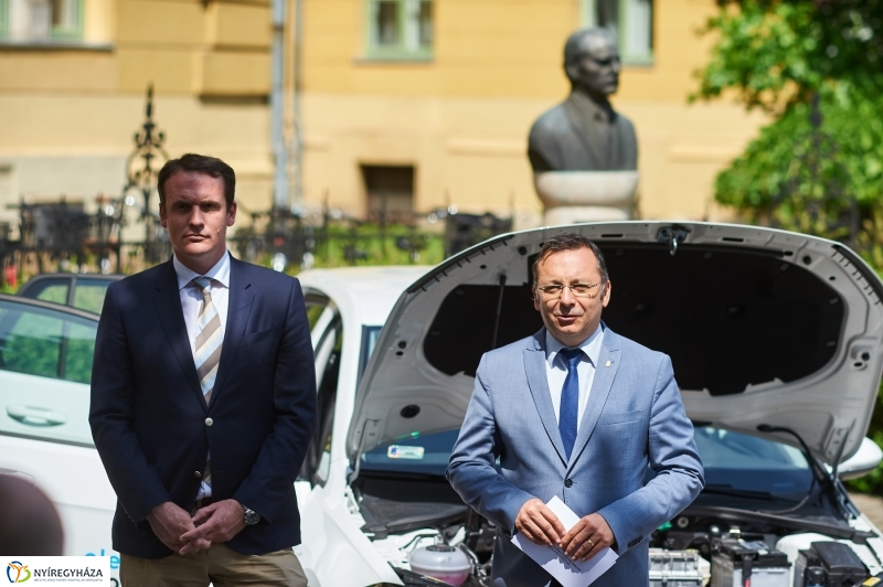 Elektromos autók a Kormányhivatalnál - fotó Szarka Lajos
