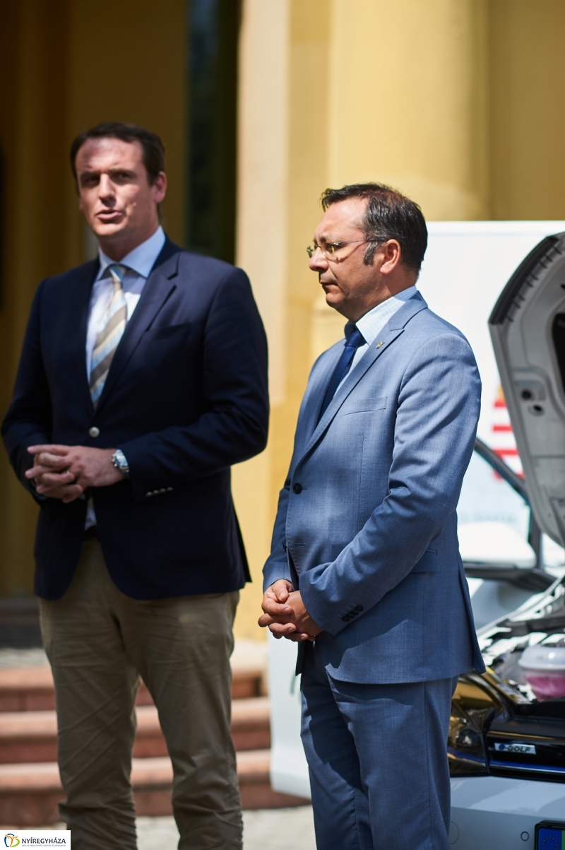 Elektromos autók a Kormányhivatalnál - fotó Szarka Lajos