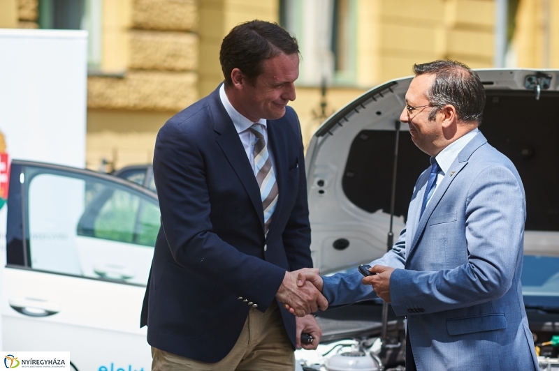 Elektromos autók a Kormányhivatalnál - fotó Szarka Lajos