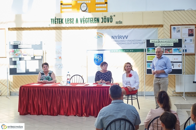 Rajz pályázat eredményhirdetése a Petőfi iskolában- fotó Szarka Lajos