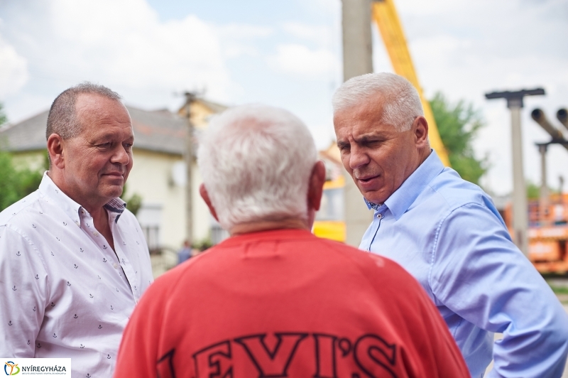 Távhő vezeték eltávolítása az Ibolya utcán - fotó Szarka Lajos