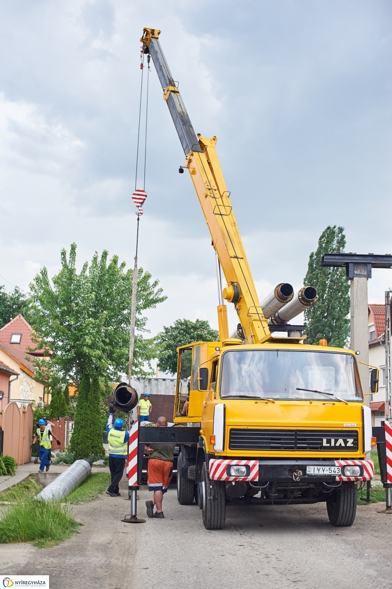 Távhő vezeték eltávolítása az Ibolya utcán - fotó Szarka Lajos
