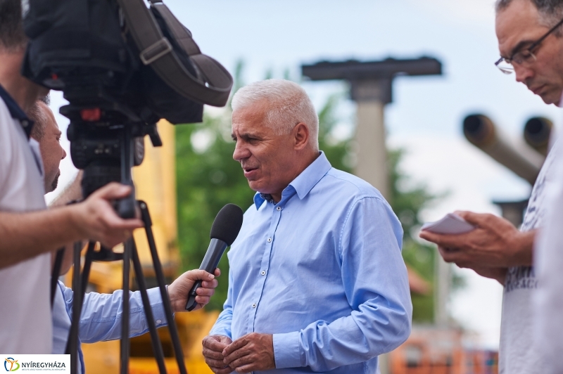Távhő vezeték eltávolítása az Ibolya utcán - fotó Szarka Lajos