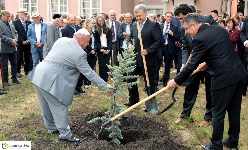 Emlékfa ültetés a Zsinagógánál - fotó Szarka Lajos