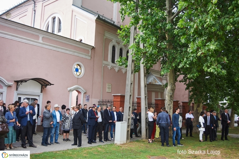 Emlékfa ültetés a Zsinagógánál - fotó Szarka Lajos