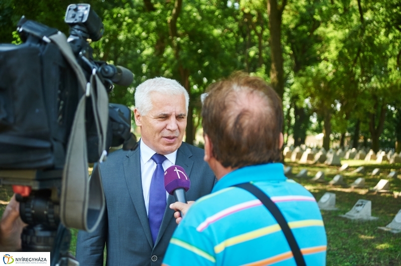 Emlékezés a Hősök Temetőjében - fotó Szarka Lajos