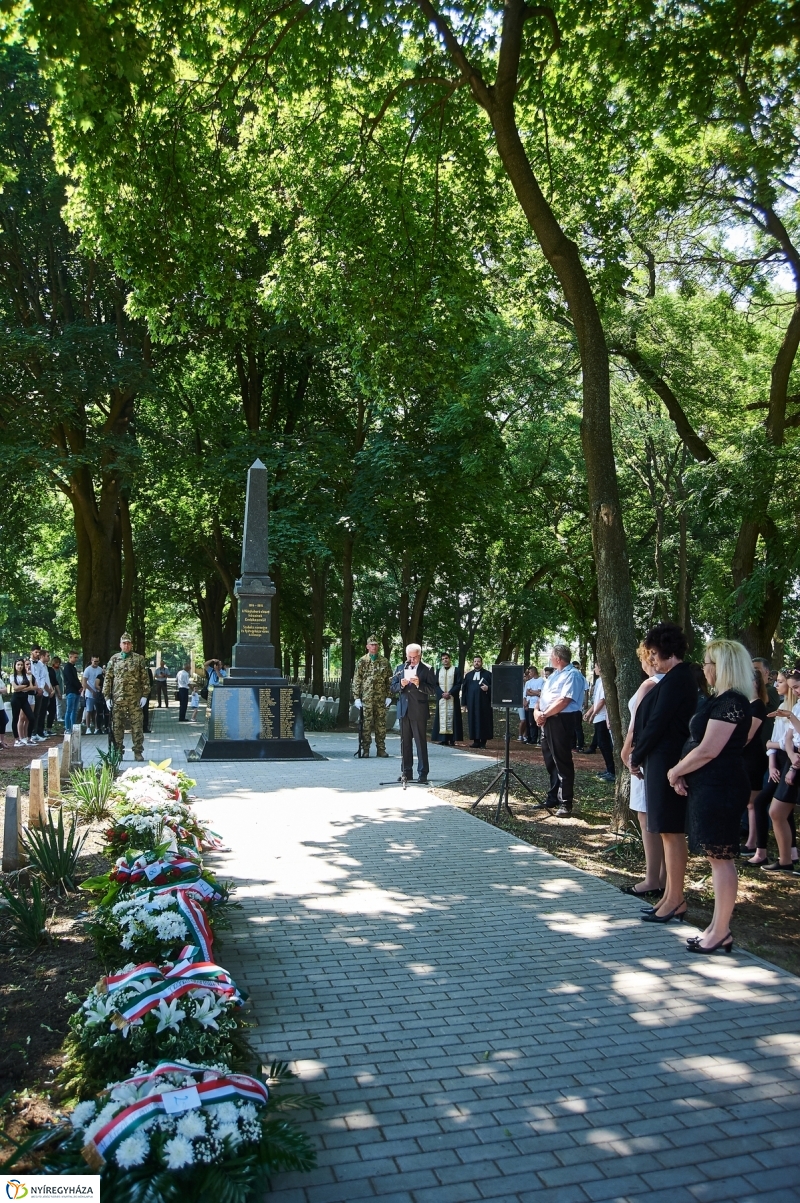 Emlékezés a Hősök Temetőjében - fotó Szarka Lajos
