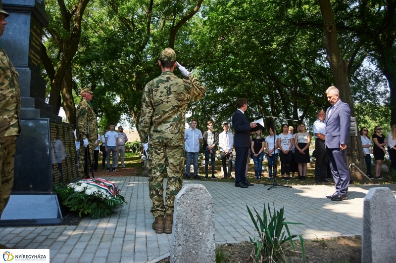 Emlékezés a Hősök Temetőjében - fotó Szarka Lajos