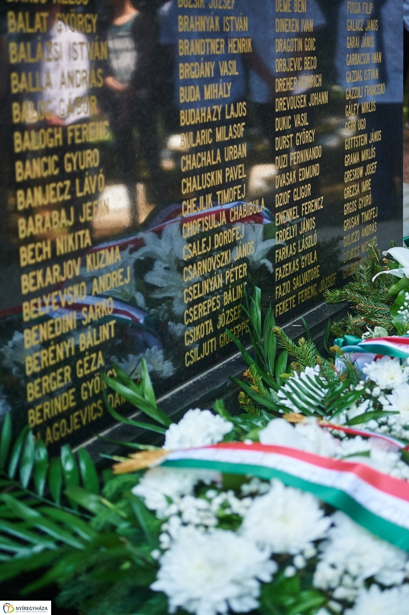 Emlékezés a Hősök Temetőjében - fotó Szarka Lajos
