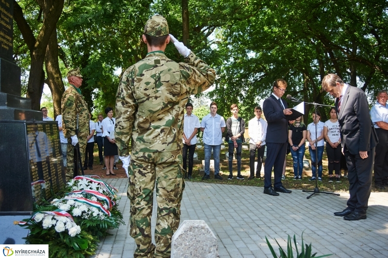 Emlékezés a Hősök Temetőjében - fotó Szarka Lajos
