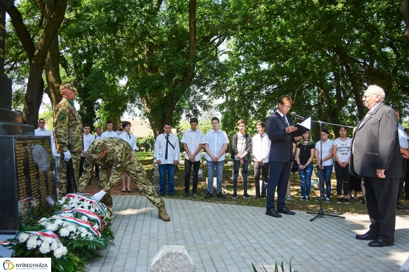 Emlékezés a Hősök Temetőjében - fotó Szarka Lajos