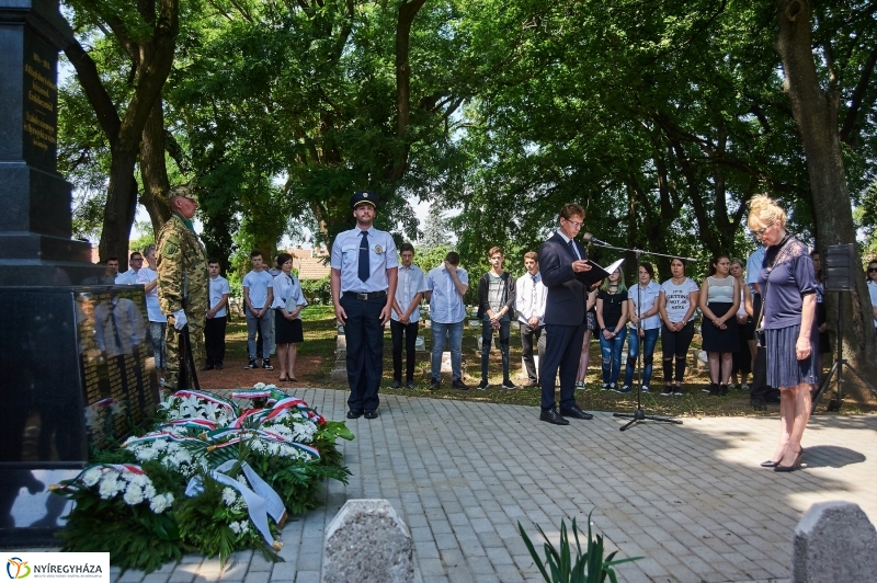Emlékezés a Hősök Temetőjében - fotó Szarka Lajos