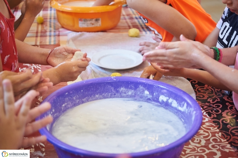 Kézműves program a múzeumfaluban - fotó Szarka Lajos