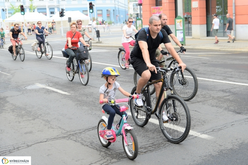 Vidám kerekezés Sóstóra - fotó Trifonov Éva