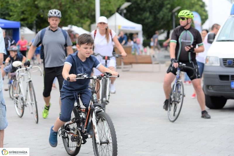 Vidám kerekezés Sóstóra - fotó Trifonov Éva