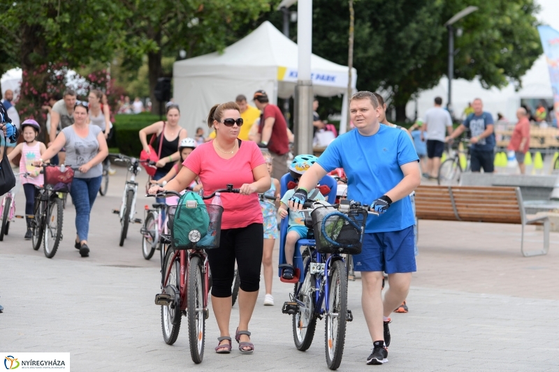 Vidám kerekezés Sóstóra - fotó Trifonov Éva