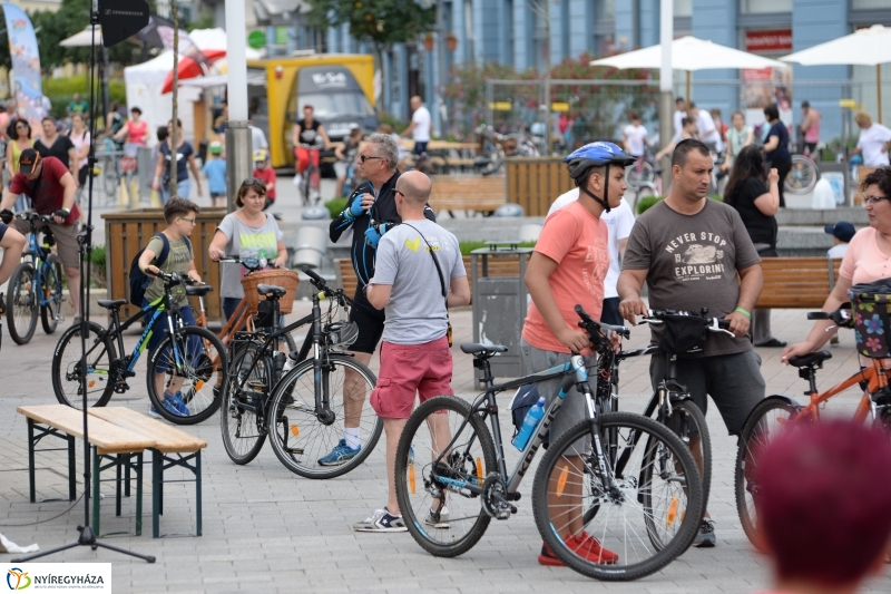 Vidám kerekezés Sóstóra - fotó Trifonov Éva