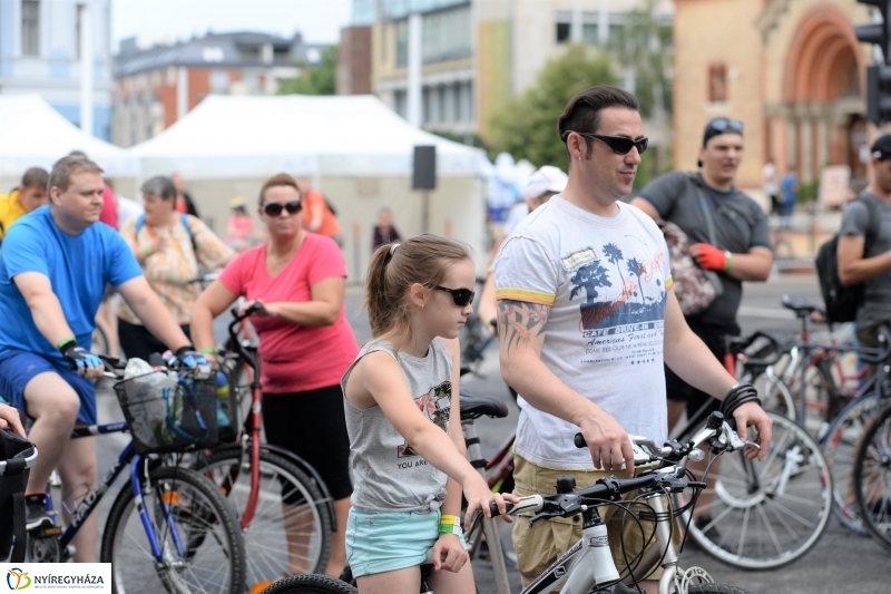 Vidám kerekezés Sóstóra - fotó Trifonov Éva