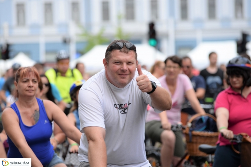 Vidám kerekezés Sóstóra - fotó Trifonov Éva