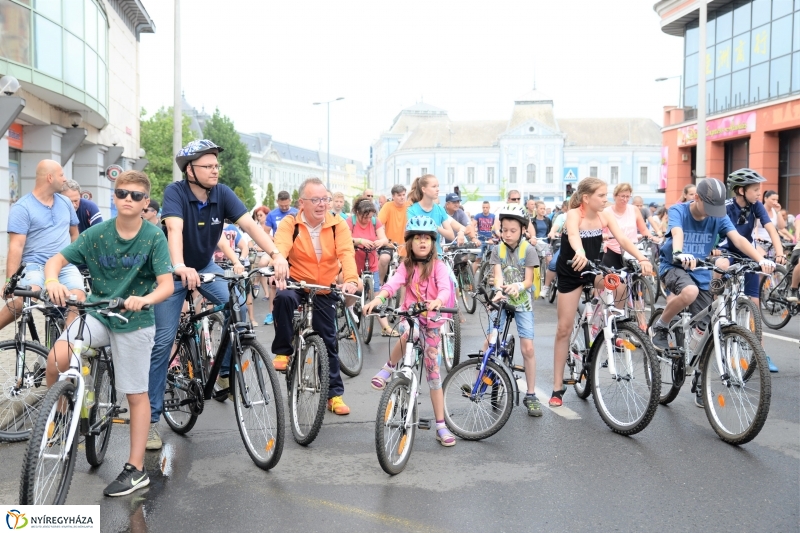 Vidám kerekezés Sóstóra - fotó Trifonov Éva