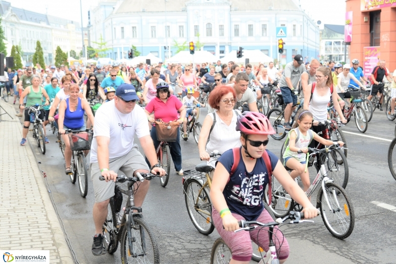 Vidám kerekezés Sóstóra - fotó Trifonov Éva