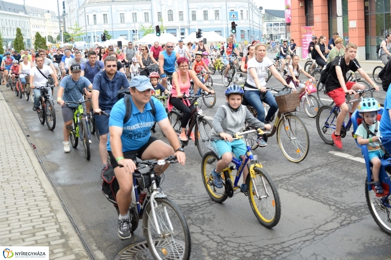 Vidám kerekezés Sóstóra - fotó Trifonov Éva