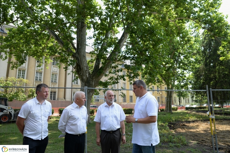 A Benczúr tér bejárása - fotó Trifonov Éva