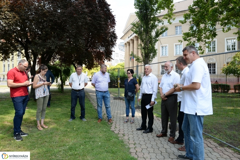 A Benczúr tér bejárása - fotó Trifonov Éva