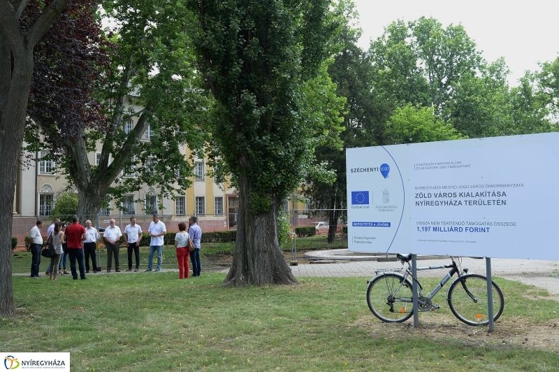 A Benczúr tér bejárása - fotó Trifonov Éva