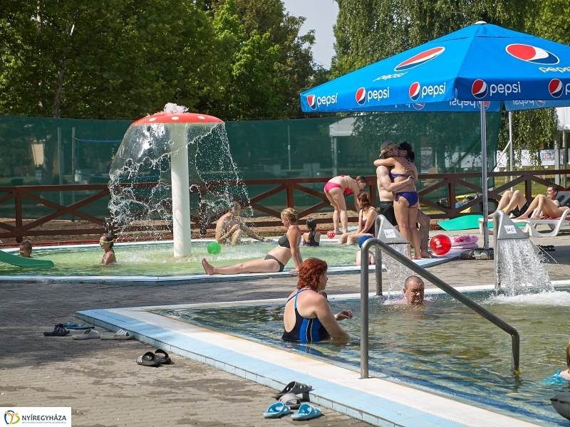 Az idei első nap a Tófürdőn - fotó Szarka Lajos