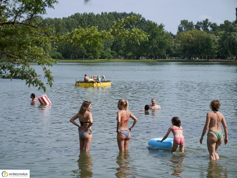Az idei első nap a Tófürdőn - fotó Szarka Lajos