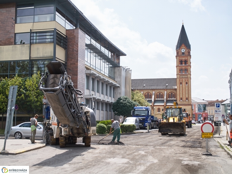 Útfelújítás a Szabadság téren - fotó Szarka Lajos