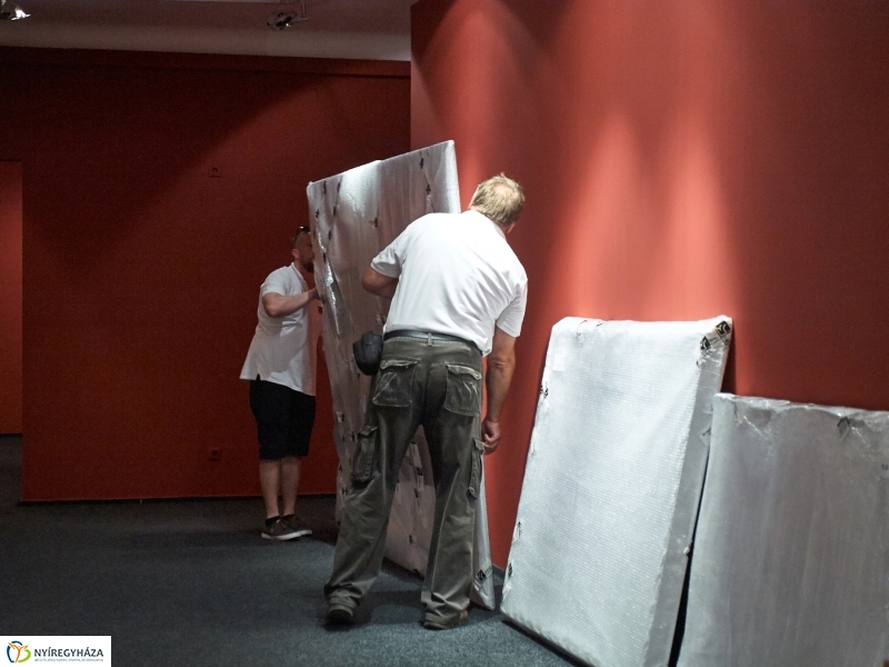 Megérkeztek a Munkácsy festmények - fotó Szarka Lajos