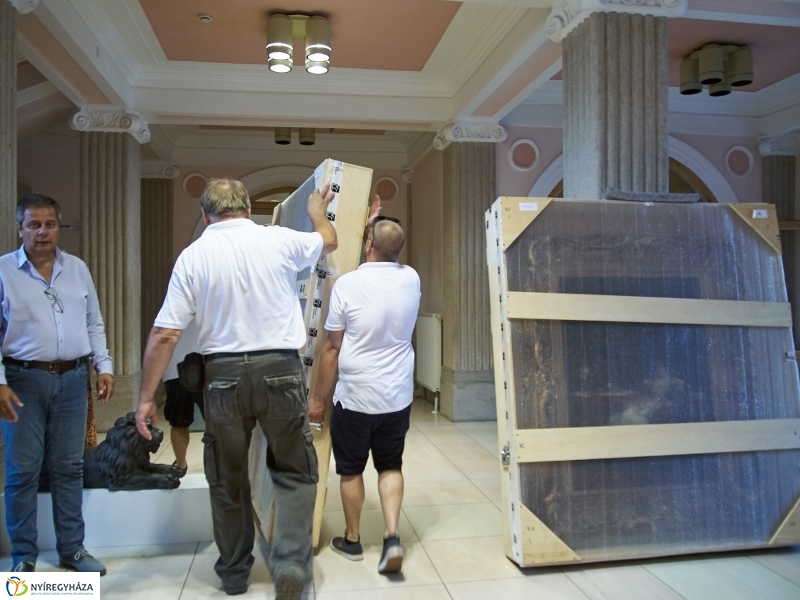 Megérkeztek a Munkácsy festmények - fotó Szarka Lajos