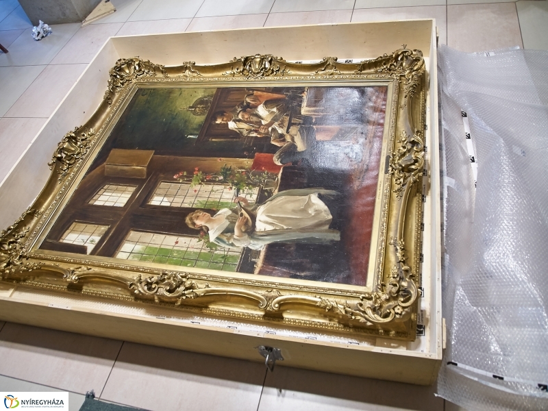 Megérkeztek a Munkácsy festmények - fotó Szarka Lajos