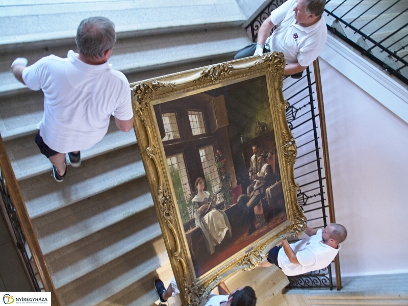 Megérkeztek a Munkácsy festmények - fotó Szarka Lajos