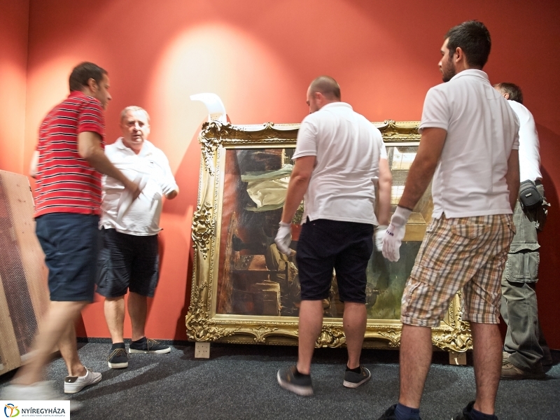 Megérkeztek a Munkácsy festmények - fotó Szarka Lajos