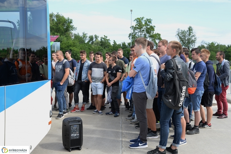 Bánkis diákoknak is bemutatták az új buszokat - fotó Trifonov Éva