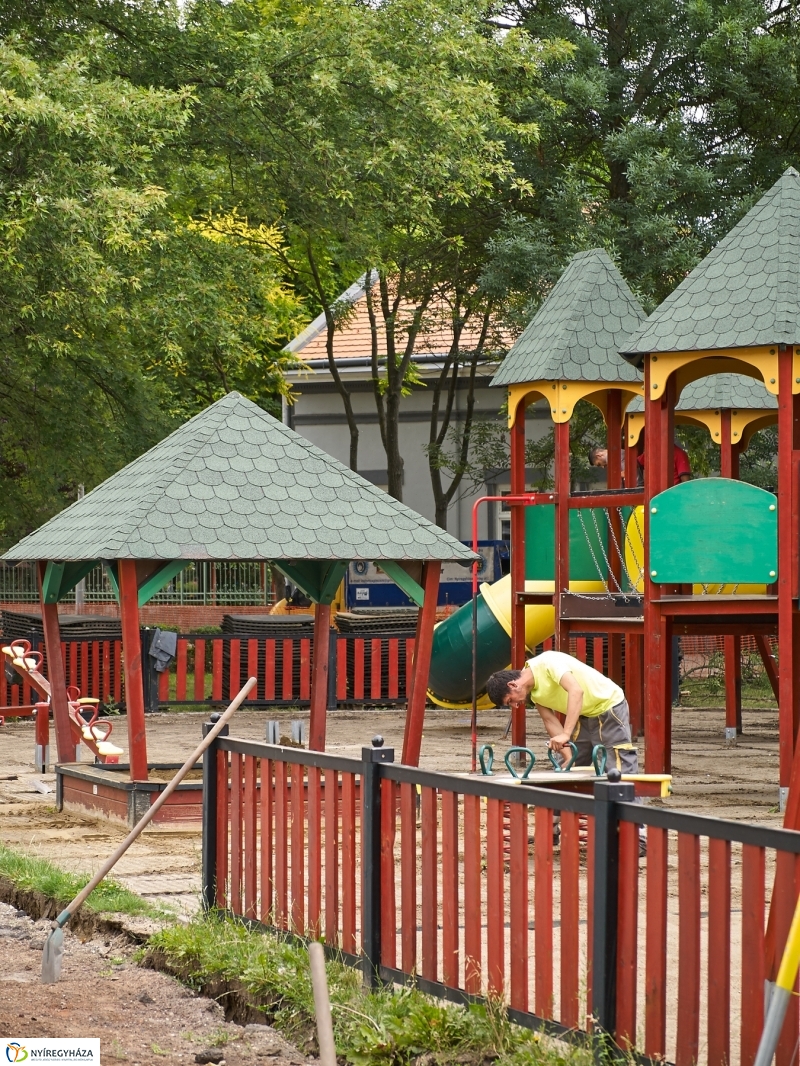 Munkálatok a Benczúr téren - fotó Szarka Lajos