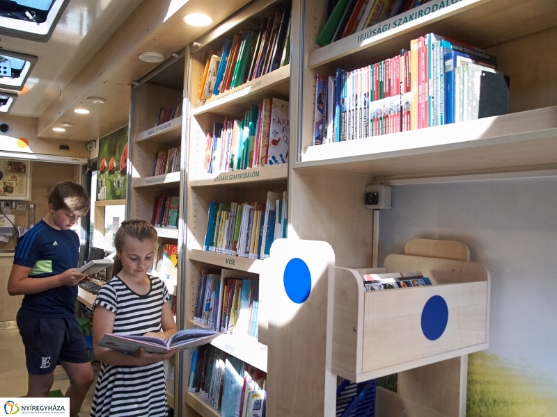 Guruló Könyvtár Rozsrétszőlőn - fotó Szarka Lajos