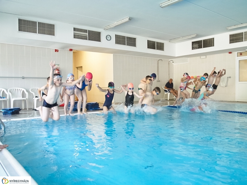Úszó tábor a Szent Miklós iskolában - fotó Szarka Lajos