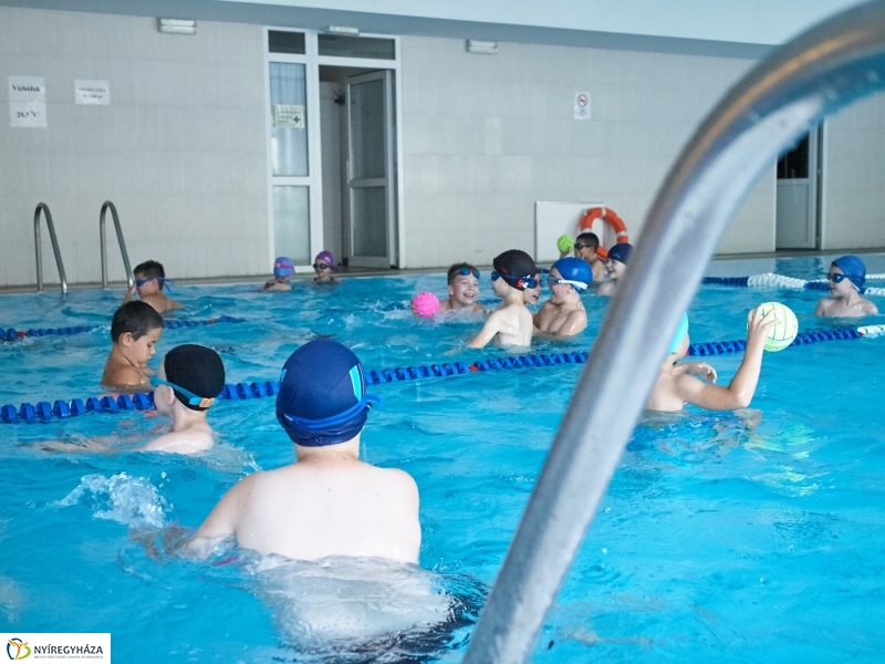 Úszó tábor a Szent Miklós iskolában - fotó Szarka Lajos