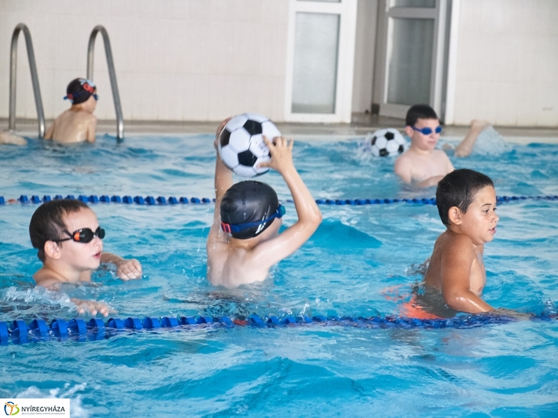 Úszó tábor a Szent Miklós iskolában - fotó Szarka Lajos