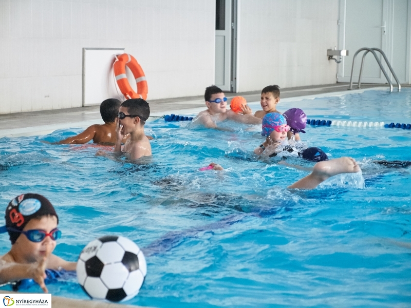 Úszó tábor a Szent Miklós iskolában - fotó Szarka Lajos