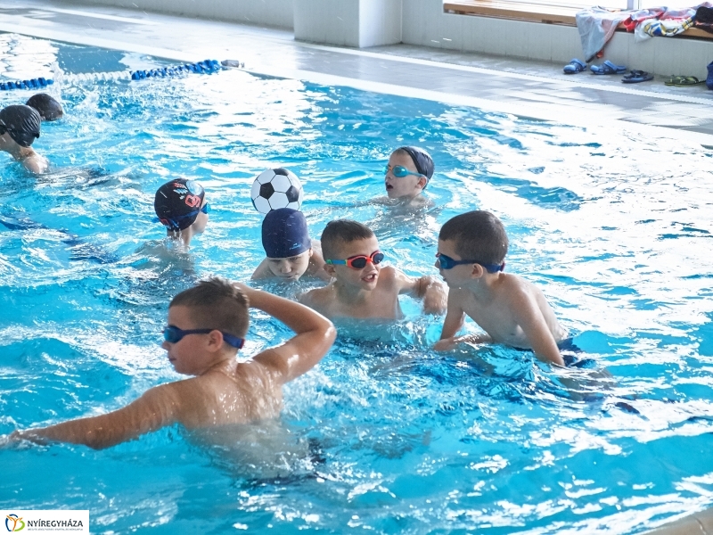Úszó tábor a Szent Miklós iskolában - fotó Szarka Lajos